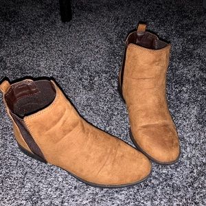 Chestnut Chelsea Boots